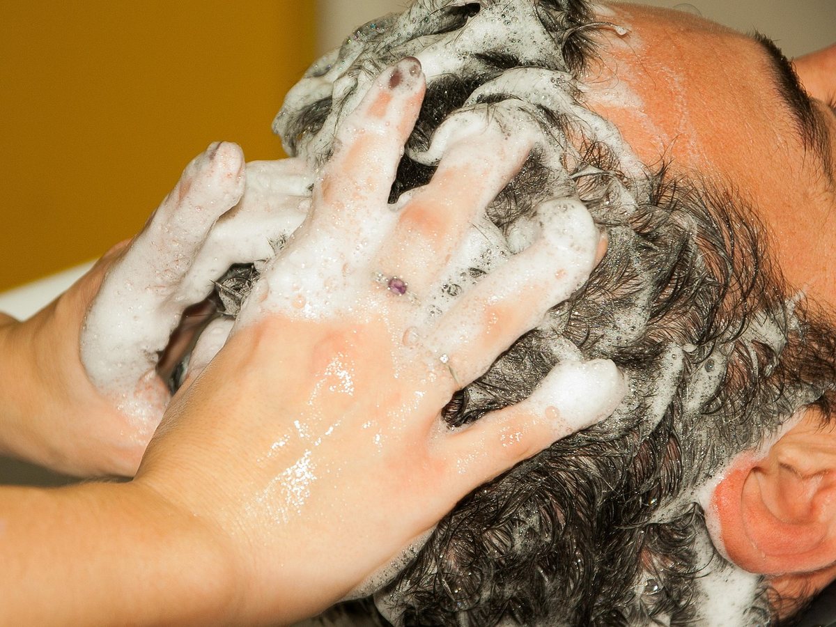 Lavage et massage du cuir chevelu dans une mousse légère