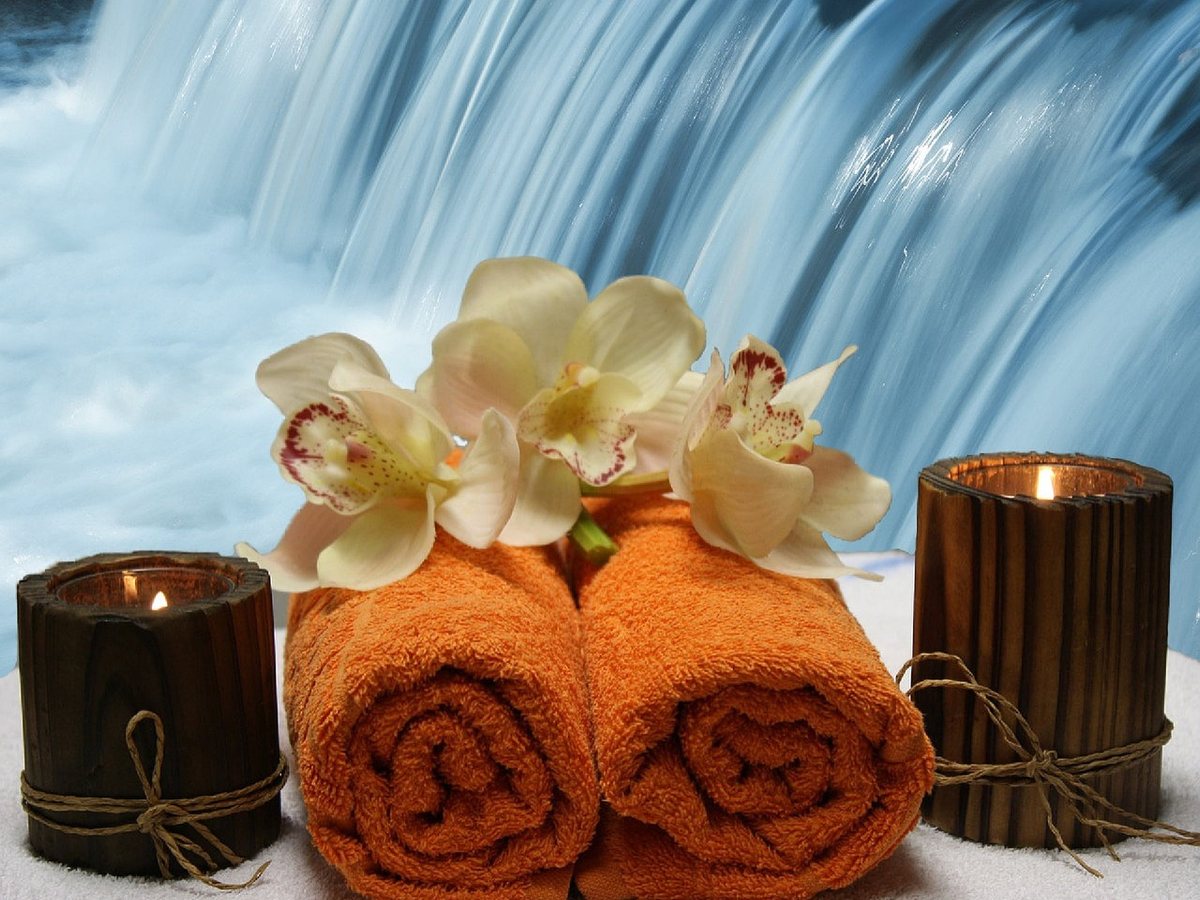 Linge blanc et accessoires de spa pour un rituel de détente